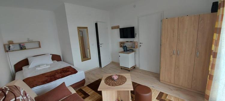 Fenix Apartment & Rooms Vinci Екстериор снимка