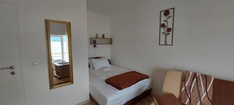 Fenix Apartment & Rooms Vinci Екстериор снимка